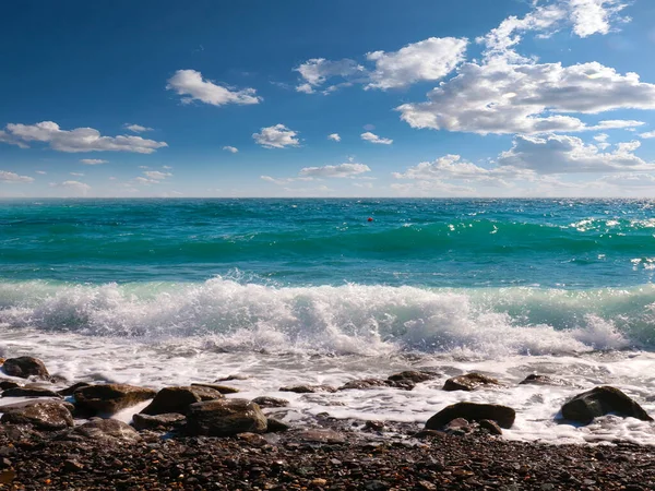 度假胜地美丽的鹅卵石海滩和多云的天空 — 图库照片