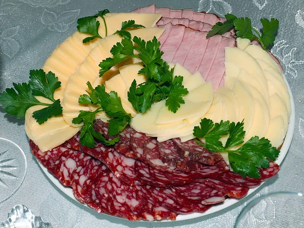 Tranches Saucisse Fumée Crue Fromage Gastronomique Pour Régal Festif — Photo