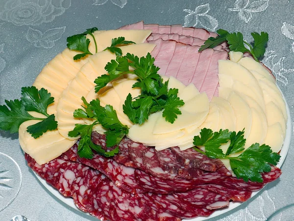 Tranches Saucisse Fumée Crue Fromage Gastronomique Pour Régal Festif — Photo