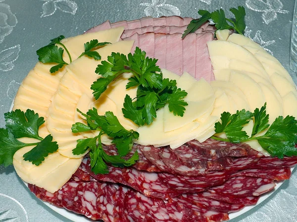 Tranches Saucisse Fumée Crue Fromage Gastronomique Pour Régal Festif — Photo