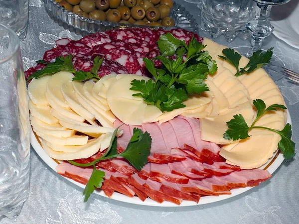 Portioned Slices Raw Smoked Sausage Gourmet Cheese Festive Treat — Stock Photo, Image