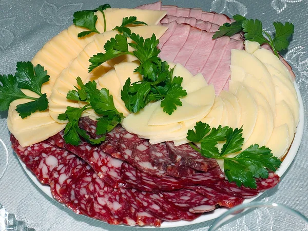 Tranches Saucisse Fumée Crue Fromage Gastronomique Pour Régal Festif — Photo