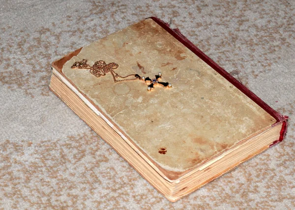 Ορθόδοξος Χριστιανικός Σταυρός Ένα Παλιό Βιβλίο — Φωτογραφία Αρχείου