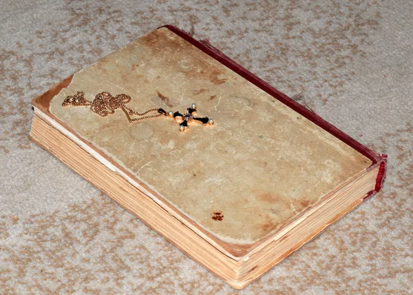 Ορθόδοξος Χριστιανικός Σταυρός Ένα Παλιό Βιβλίο — Φωτογραφία Αρχείου