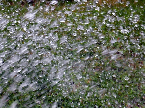 Gotas Rápidas Córrego Água Limpa Molhar Grama Gramado — Fotografia de Stock