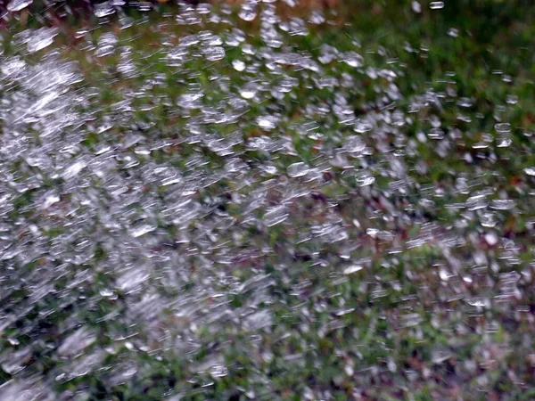 Snelle Druppels Een Stroom Schoon Water Bij Het Besproeien Van — Stockfoto