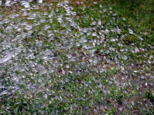 Швидкі Краплі Потоці Чистої Води Поливі Трави Газону — стокове фото