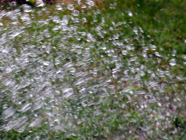 Gotas Rápidas Córrego Água Limpa Molhar Grama Gramado — Fotografia de Stock