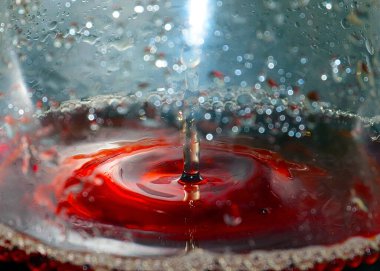 Bir bardak sıvıda bir damla sert alkol.