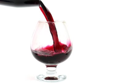 Kırmızı şarabı bardağa dökerken garip desenler.