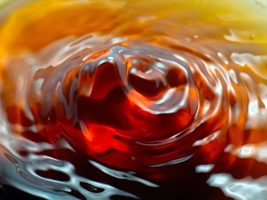 Bir sıvı damlası suyun yüzeyine düştüğünde oluşan desenler