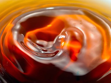 Bir sıvı damlası suyun yüzeyine düştüğünde oluşan desenler