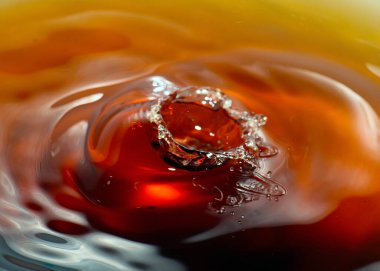 Bir sıvı damlası suyun yüzeyine düştüğünde oluşan desenler