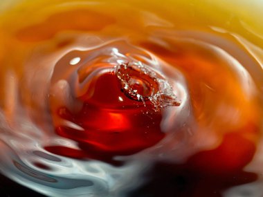 Bir sıvı damlası suyun yüzeyine düştüğünde oluşan desenler