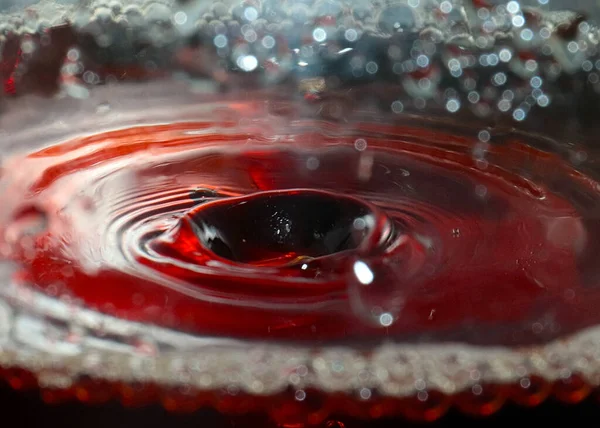 Ein Tropfen Starken Alkohols Einem Glas Flüssigkeit — Stockfoto