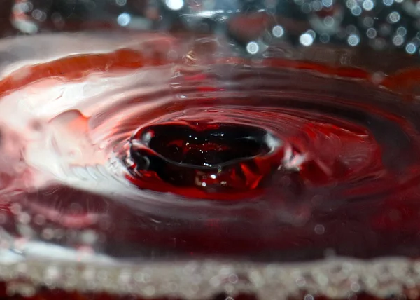 Ein Tropfen Starken Alkohols Einem Glas Flüssigkeit — Stockfoto