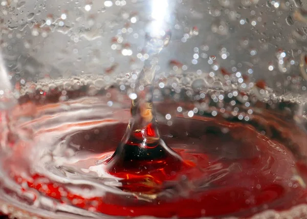 Ein Tropfen Starken Alkohols Einem Glas Flüssigkeit — Stockfoto