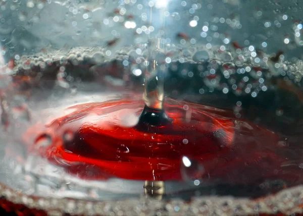 Ein Tropfen Starken Alkohols Einem Glas Flüssigkeit — Stockfoto