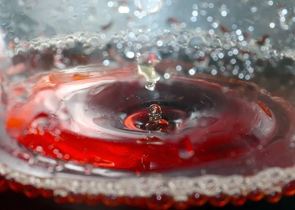 Ein Tropfen Starken Alkohols Einem Glas Flüssigkeit — Stockfoto