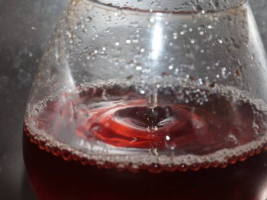 Bardakta desenleri olan bir damla sert alkol.