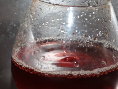 Bardakta desenleri olan bir damla sert alkol.