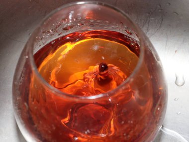 Bardakta desenleri olan bir damla sert alkol.