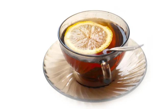 Glas Mit Schwarzem Starken Tee Und Einer Zitronenscheibe — Stockfoto