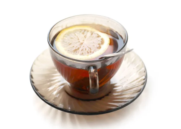Glas Mit Schwarzem Starken Tee Und Einer Zitronenscheibe — Stockfoto