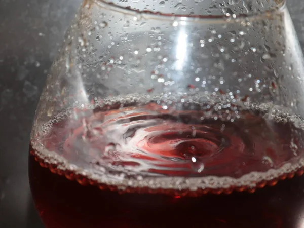 Ein Tropfen Starken Alkohols Mit Mustern Glas — Stockfoto