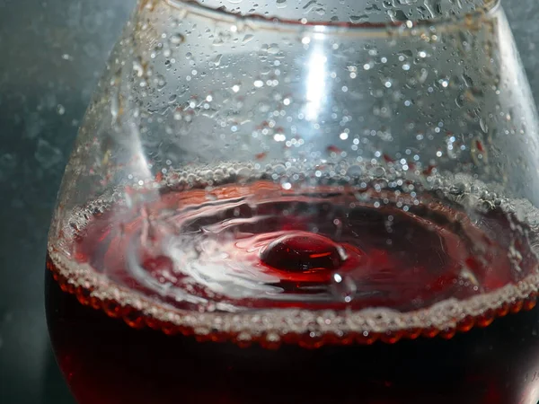 Ein Tropfen Starken Alkohols Mit Mustern Glas — Stockfoto