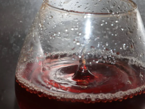 Una Goccia Alcol Forte Con Motivi Bicchiere — Foto Stock