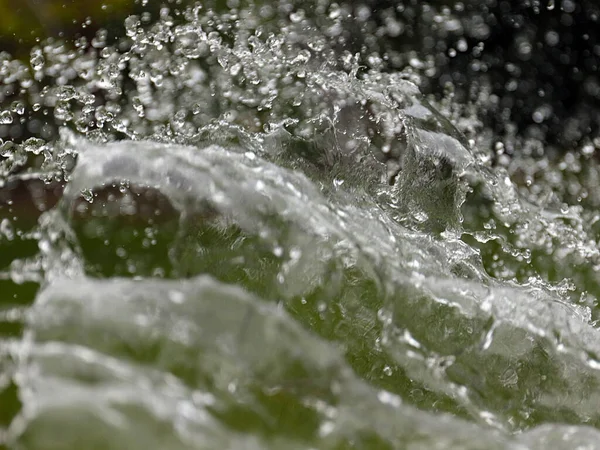 Niesamowita Struktura Przepływu Czystej Wody Podczas Podlewania Trawnika — Zdjęcie stockowe