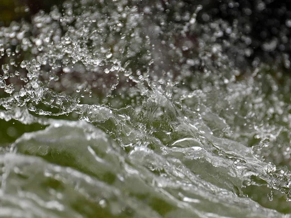 Úžasná Struktura Průtoku Čisté Vody Při Hadici Trávníku — Stock fotografie