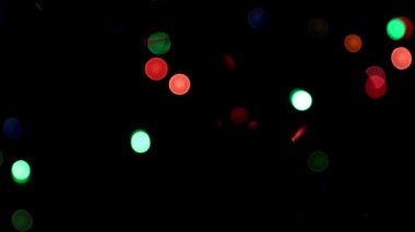 Bir ampulle neşeli bir çelenk üzerinde çalışırken bulanık ışık lekeleri