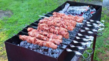 Izgarada şiş kebap pişirirken, şiş şiş şiş üzerinde nefis et.