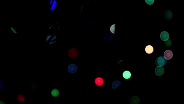 Rozmazané Skvrny Světla Při Práci Slavnostní Věnci Žárovkou — Stock video