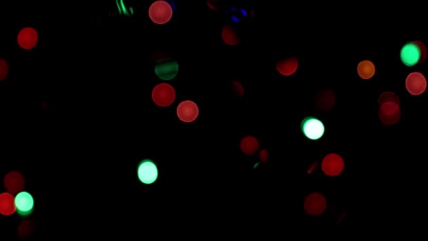 Niewyraźne Plamy Światła Podczas Pracy Świątecznej Girlandy Żarówką — Wideo stockowe