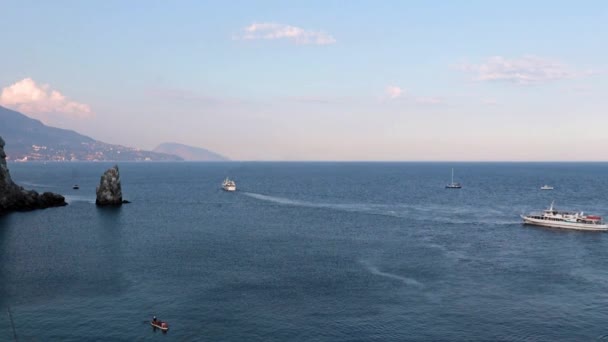 クリミア共和国ヤルタ市近くの黒海の美しい海 — ストック動画