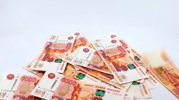 Падение Кучу Российских Бумажных Банкнот Номиналом Пять Тысяч Рублей — стоковое видео
