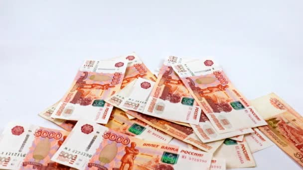 掉在一堆面值5000卢布的俄国纸币上 — 图库视频影像