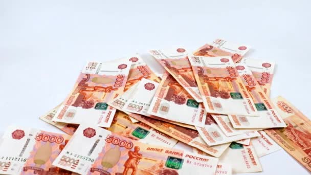 掉在一堆面值5000卢布的俄国纸币上 — 图库视频影像