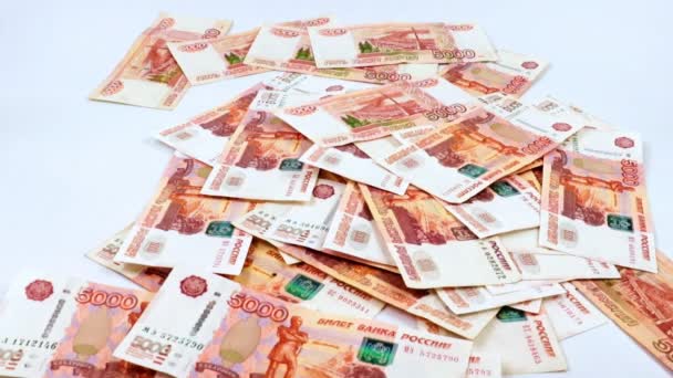 Падение Кучу Российских Бумажных Банкнот Номиналом Пять Тысяч Рублей — стоковое видео