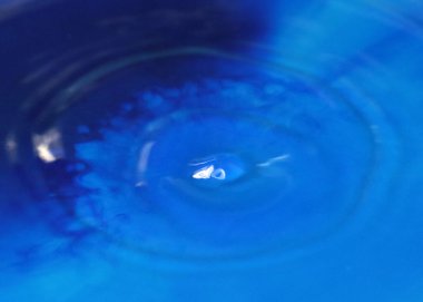 Düşerken bir damla saf saydam su sıvıda desenler oluşturur.