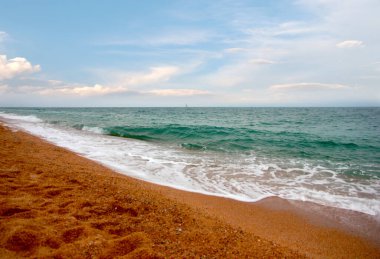Akdeniz kıyısında dinlenmek için güzel kumlu bir sahil.