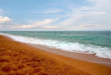 Akdeniz kıyısında dinlenmek için güzel kumlu bir sahil.