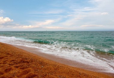 Akdeniz kıyısında dinlenmek için güzel kumlu bir sahil.