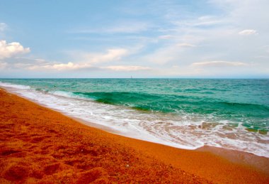 Akdeniz kıyısında dinlenmek için güzel kumlu bir sahil.