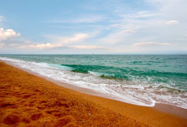 Akdeniz kıyısında dinlenmek için güzel kumlu bir sahil.
