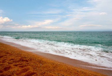 Akdeniz kıyısında dinlenmek için güzel kumlu bir sahil.