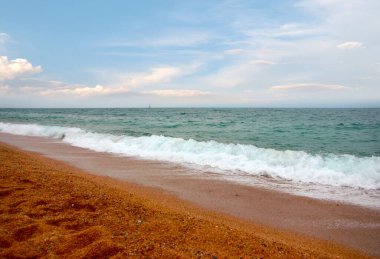 Akdeniz kıyısında dinlenmek için güzel kumlu bir sahil.